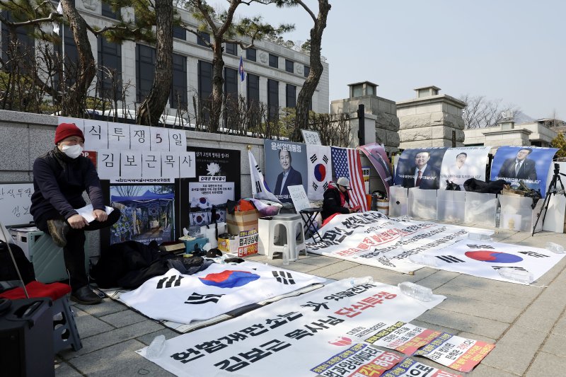 [서울=뉴시스] 최동준 기자 = 지난 9일 서울 종로구 헌법재판소 앞에서 윤석열 대통령 지지자들이 탄핵 기각을 촉구하고 있다. 2025.03.10. photocdj@newsis.com