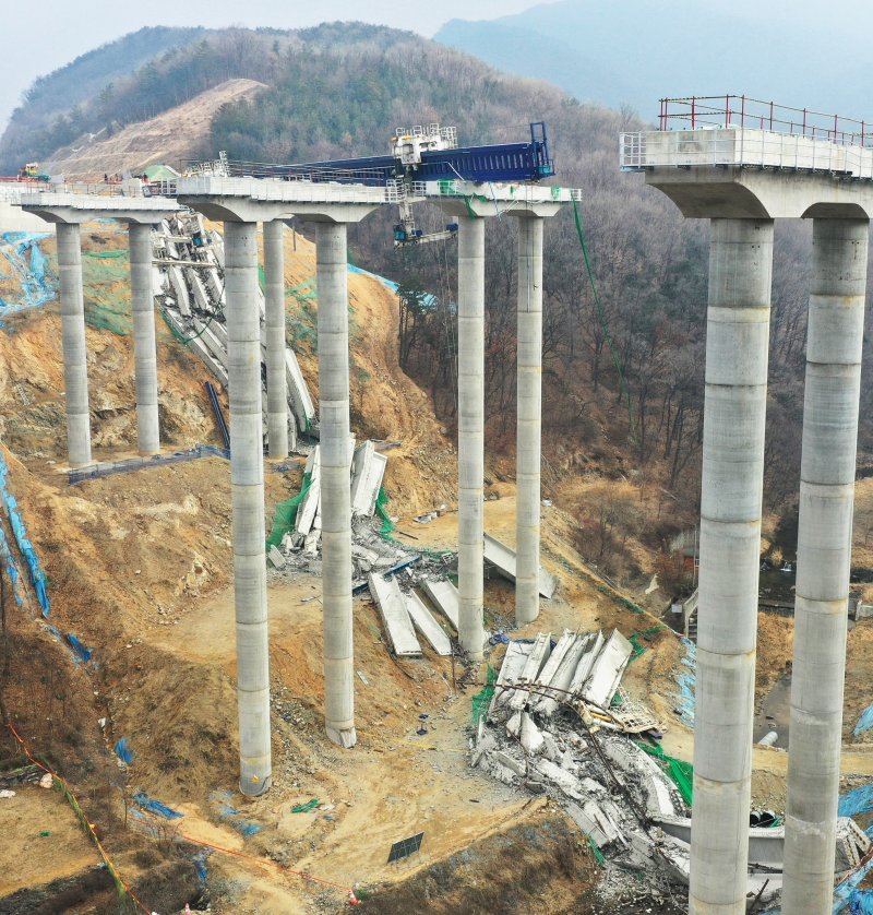 [안성=뉴시스] 김종택 기자 = 10명의 사상자가 발생한 경기도 안성시 서운면 산평리 '안성 고속도로 교각 붕괴' 현장에 26일 교각 상판이 처참하게 내려앉아 있다.이번 붕괴 사고와 관련해 국토부는 해당 고속도로와 유사한 공법(DR 거더 런칭 공법)으로 건설되는 도로 공사를 전면 중지키로 했다. 2025.02.26. jtk@newsis.com