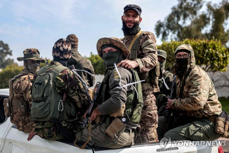 9일(현지시간) 시리아 서쪽 라타키아시로 난 도로를 따라 움직이는 차량에 탑승한 과도정부 측 보안군 (출처=연합뉴스)
