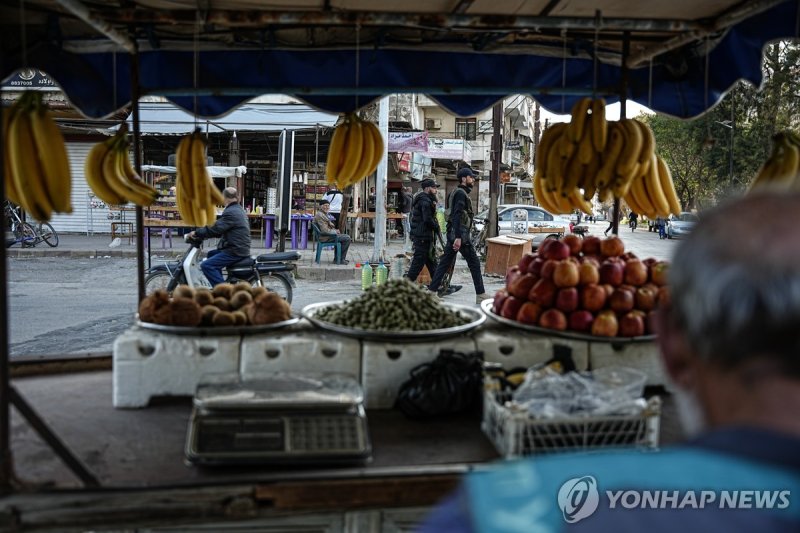 9일(현지시간) 시리아 라타키아시를 순찰하는 보안군 (출처=연합뉴스)