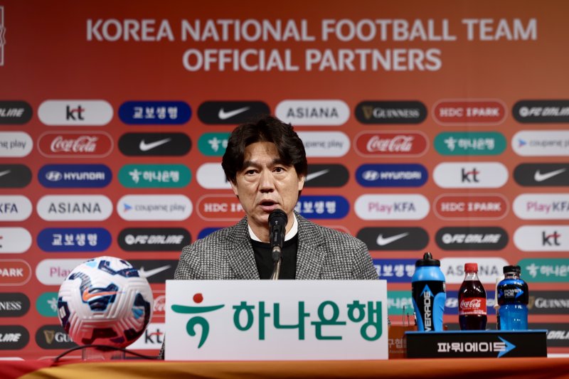 [서울=뉴시스] 김명년 기자 = 홍명보 대한민국 축구국가대표팀 감독이 10일 오전 서울 종로구 축구회관에서 2026 국제축구연맹(FIFA) 북중미 월드컵 아시아 3차 예선 B조 7차전 오만전과 8차전 요르단전 출전 명단을 발표하고 있다. 2025.03.10. kmn@newsis.com