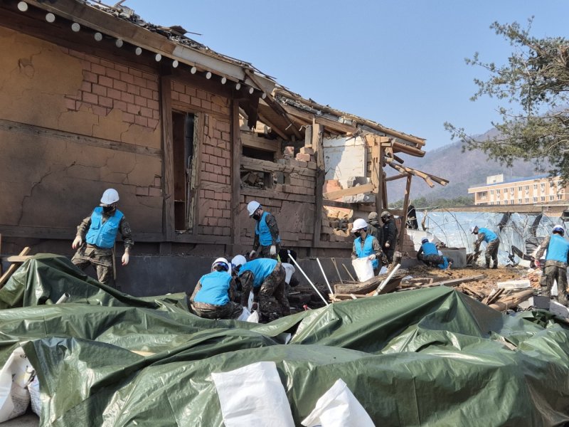 10일 오전 경기 포천시 이동면 노곡리 공군 전투기 오폭 사고 현장에서 복구작업이 이뤄지고 있다. 2025.3.10/뉴스1 ⓒ News1 양희문 기자