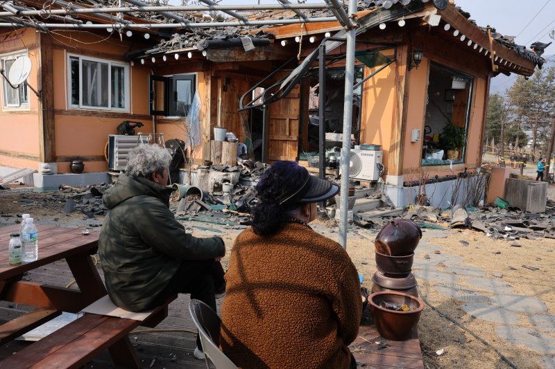 7일 오후 경기 포천시 이동면 노곡리 KF-16 전투기 오폭 사고 현장 인근의 가정에서 집주인이 망연자실 앉아 있다. 2025.3.7/뉴스1 ⓒ News1 신웅수 기자