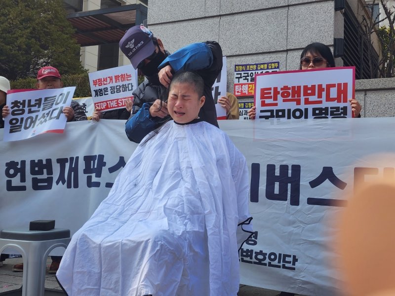 10일 서울시 종로구 헌법재판소 앞에서 27세 이지언 씨가 윤석열 대통령의 탄핵 기각을 촉구하며 삭발식에 동참하고 있다. 2025.03.10/ⓒ 뉴스1 권진영 기자