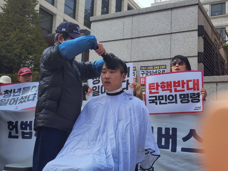10일 서울시 종로구 헌법재판소 앞에서 정명진 씨(27)가 윤석열 탄핵 반대 삭발식에 참여해 머리를 밀고 있다.205.03.10/ⓒ 뉴스1 권진영 기자
