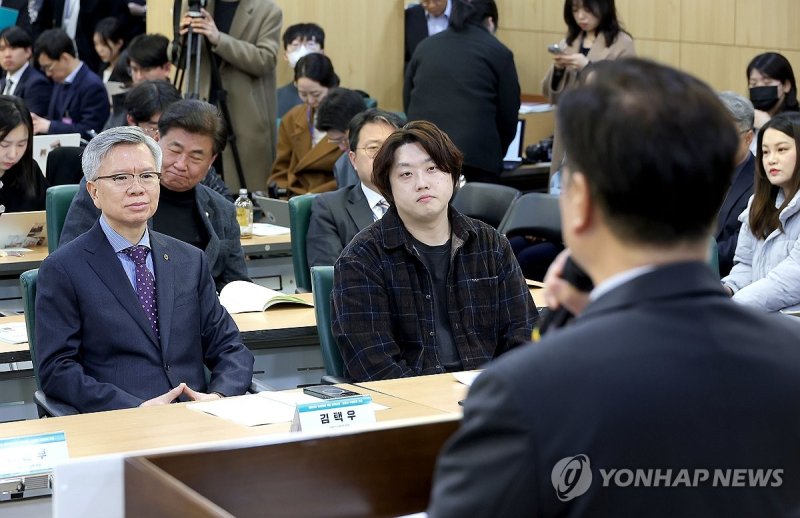 국회의장 축사 듣는 김택우 회장-박단 비대위워장 (출처=연합뉴스)