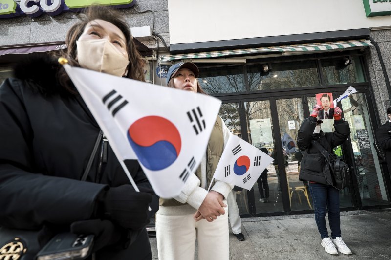 [서울=뉴시스] 정병혁 기자 = '서부지법 난동 사태' 관련 첫 재판이 열린 10일 서울 마포구 서울서부지방법원 인근에서 열린 서부지법 애국청년들 불법구속 규탄대회에서 참가자들이 피켓을 들고 있다. 2025.03.10. jhope@newsis.com