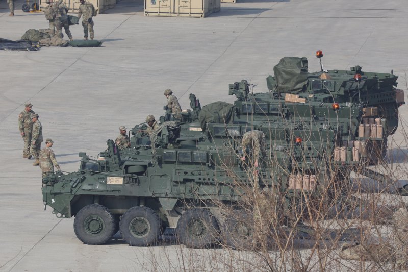 한미연합연습 '자유의 방패'(FS·Freedom Shield) 연습이 시작된 지난 3월 10일 경기도 동두천시 주한미군 기지에서 스트라이커 장갑차가 대기하고 있다. 연합뉴스