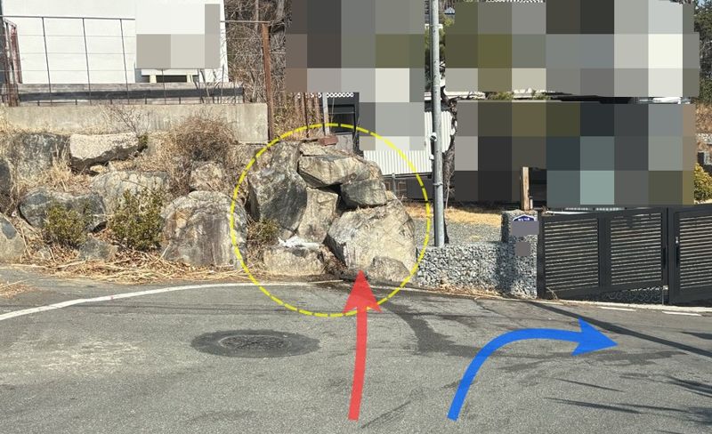 지난 6일 4명이 숨지고 1명이 중상을 입은 울산 울주군 서생면 택시 사고 현장. 노란색 점선 안이 택시가 충돌한 석축의 바윗돌. 바위 오른쪽이 자갈과 철망으로 만들어진 옆집 돌담과 철제 대문이다. 차량이 바위를 피해 돌담 또는 대문과 충돌했다면 희생자가 감소했을 것이라는 주장도 나온다. 파란색 화살표 진행 방향은 마을 밖으로 내려가는 급커브 도로다. 사진=최수상 기자