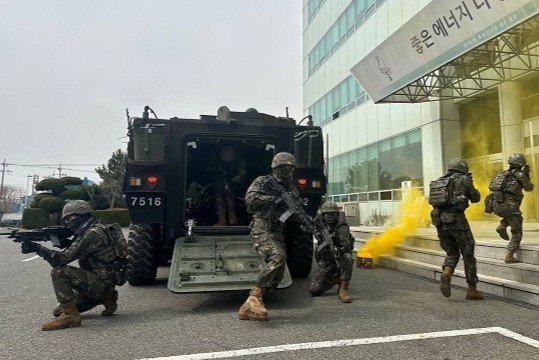[대구=뉴시스] 육군 제50보병사단 화랑여단 예하 경산·청도대대는 10일 경북 경산에 있는 한국가스공사 일대에서 방호 훈련을 했다. (사진=육군 제50보병사단 제공) 2025.03.10. photo@newsis.com *재판매 및 DB 금지