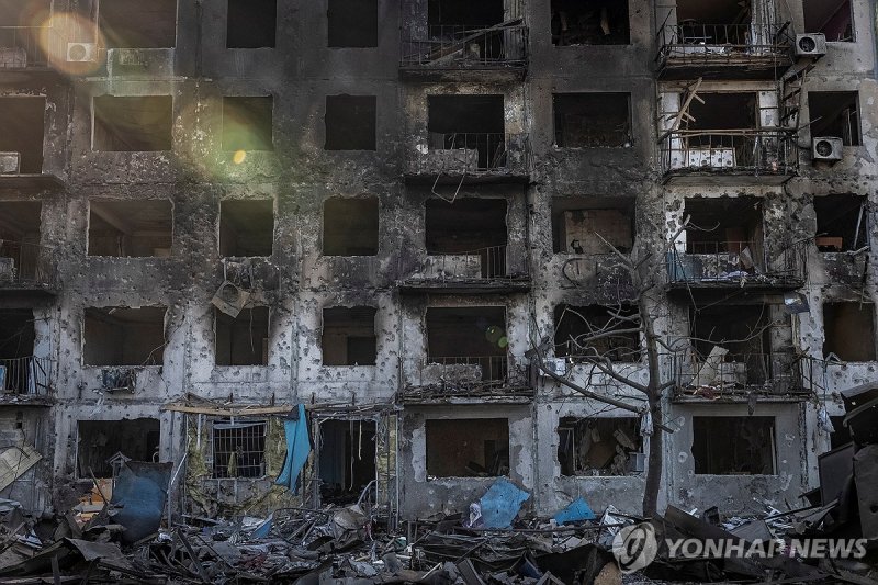 8일(현지시간) 러 미사일 공격받은 도네츠크 도브로필리아의 아파트 (출처=연합뉴스)