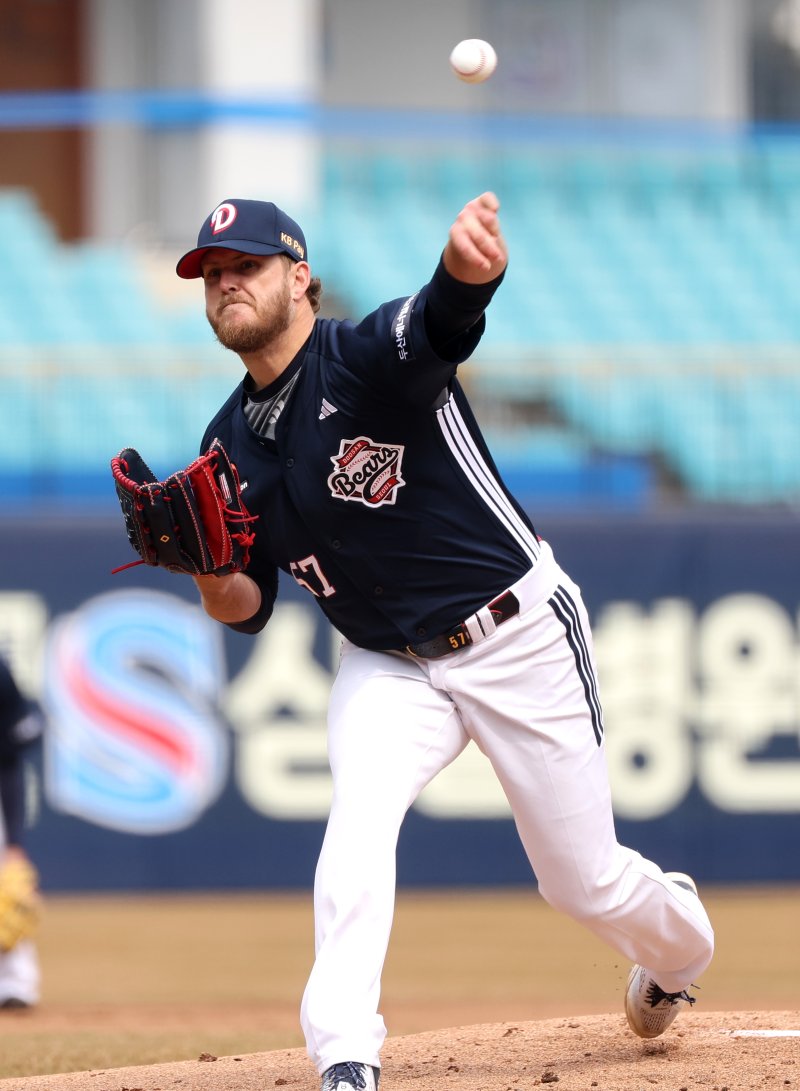 [대구=뉴시스] 이무열 기자 = 10일 대구 수성구 삼성라이온즈파크에서 열린 프로야구 ‘2025 신한 SOL 뱅크 KBO 리그’ 두산 베어스와 삼성 라이온즈의 시범경기, 1회말 두산 선발투수 콜 어빈이 역투하고 있다. 2025.03.10. lmy@newsis.com