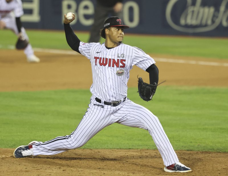 [서울=뉴시스] 김근수 기자 = 17일 서울 송파구 잠실야구장에서 열린 2024 KBO 포스트시즌 플레이오프 3차전 삼성 라이온즈와 LG 트윈스의 경기에서 1-0으로 승리를 거둔 LG 트윈스 선수들이 기뻐하고 있다. 2024.10.17. ks@newsis.com[서울=뉴시스] 김근수 기자 = 17일 서울 송파구 잠실야구장에서 열린 2024 KBO 포스트시즌 플레이오프 3차전 삼성 라이온즈와 LG 트윈스의 경기, 9회초 LG 에르난데스가 역투하고 있다. 2024.10.17. ks@newsis.com