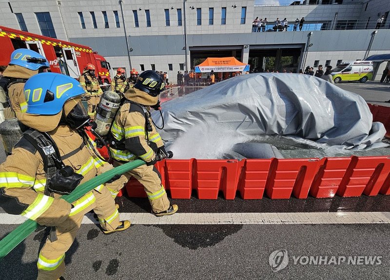 전기차 화재 진압 훈련하는 소방관들 (출처=연합뉴스)