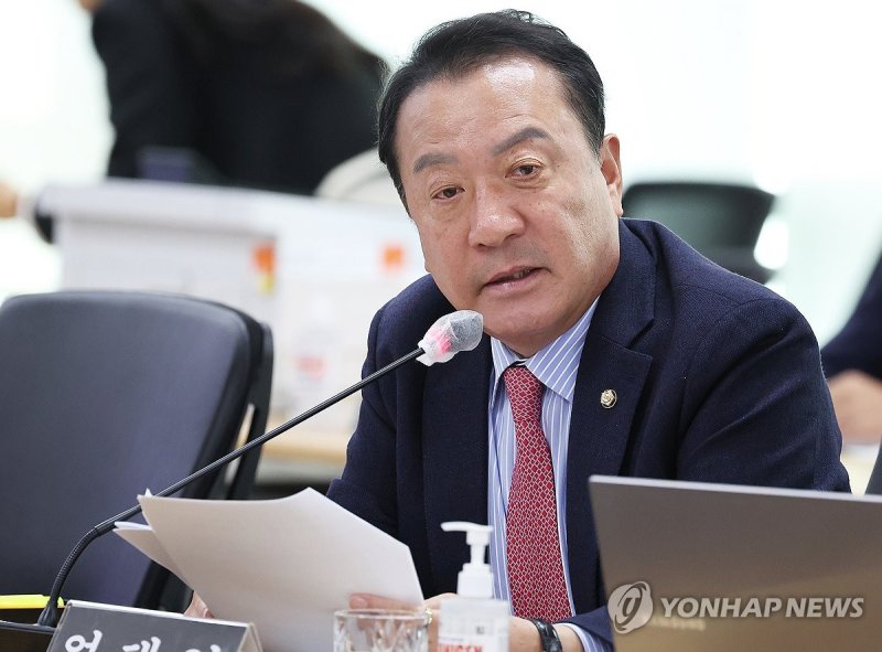 공동주택 내 맨발보행로 설치를 위한 주택법 개정안을 대표발의한 엄태영 의원. 사진=연합뉴스