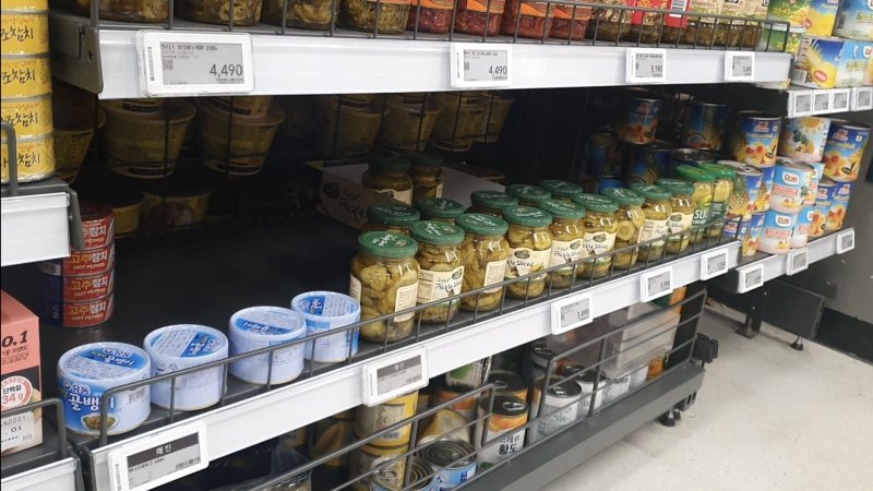 10일 방문한 서울의 한 홈플러스 매장에서 납품이 중단된 업체의 상품이 '매진' 푯말을 단 채 다른 상품으로 채워져있다.