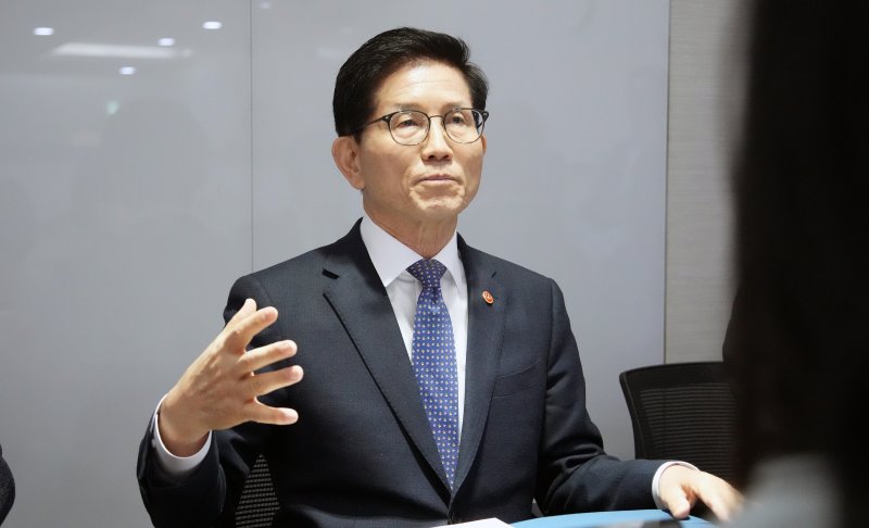 [세종=뉴시스] 김문수 고용노동부 장관이 10일 오후 정부세종청사에서 출입기자단과 간담회를 갖고 있다. 2025.03.10. (사진=고용노동부 제공) *재판매 및 DB 금지