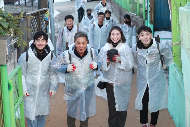 "공항만이 할 수 있는 일 찾아"… 장애인 이동버스 등 본업 살린 나눔