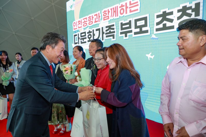 "공항만이 할 수 있는 일 찾아"… 장애인 이동버스 등 본업 살린 나눔