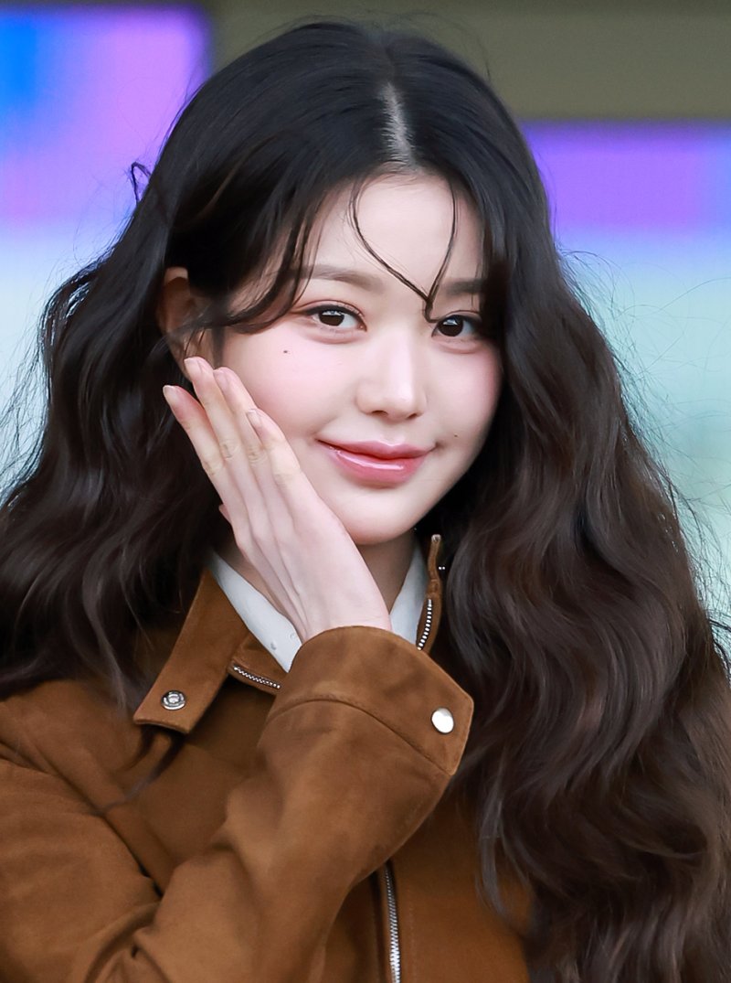 [뉴스1 ★]'빛나는 비주얼' 장원영, 공항 밝힌 공주님
