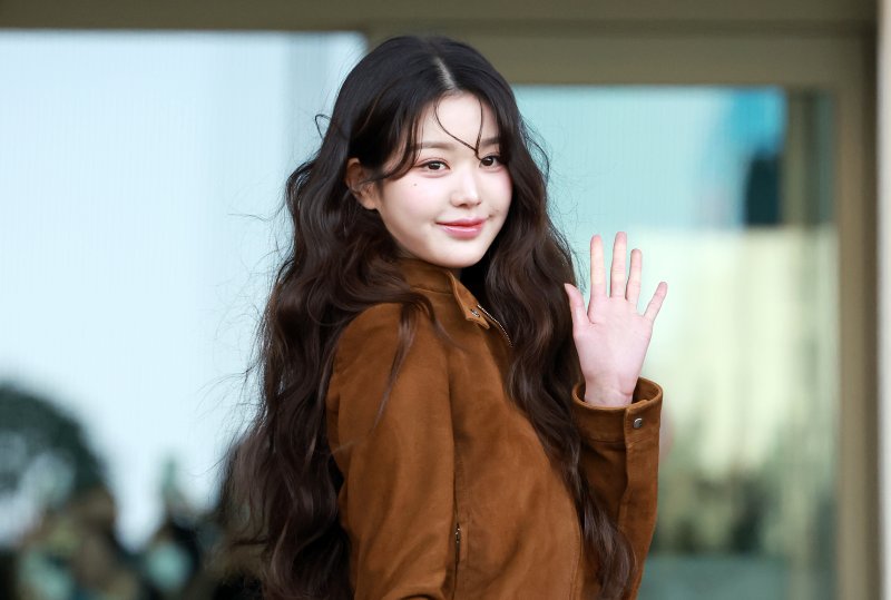 [뉴스1 ★]'빛나는 비주얼' 장원영, 공항 밝힌 공주님