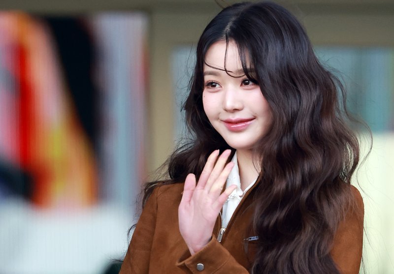 [뉴스1 ★]'빛나는 비주얼' 장원영, 공항 밝힌 공주님