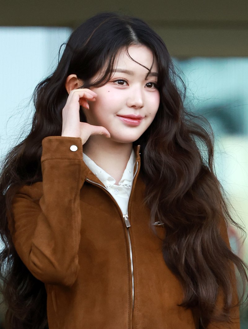 [뉴스1 ★]'빛나는 비주얼' 장원영, 공항 밝힌 공주님