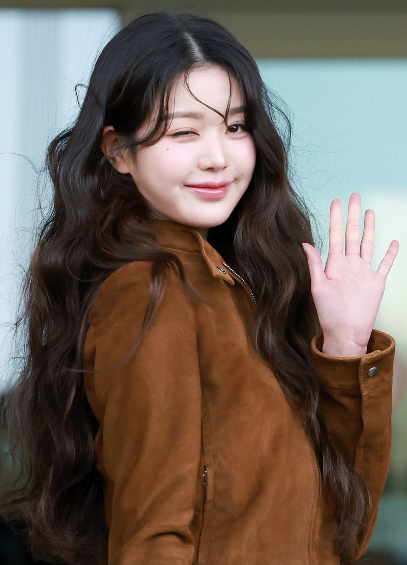 [뉴스1 ★]'빛나는 비주얼' 장원영, 공항 밝힌 공주님