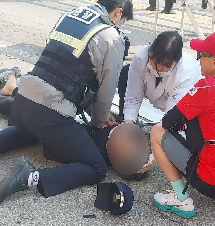 [정읍=뉴시스] 지난 9일 전북 정읍동학마라톤대회에서 갑작스럽게 한 참가자가 쓰러지자 정읍경찰서 상동지구대 소속 박현호 경위가 신속하게 심폐소생술을 시행하고 있다. (사진=독자 제공) 2025.03.10. photo@newsis.com *재판매 및 DB 금지