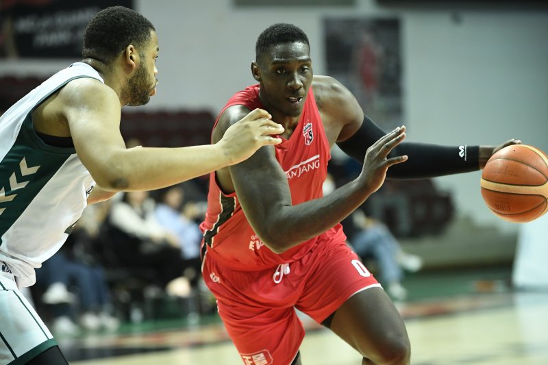 안양 정관장 오브라이언트가 10일 원주 DB와 경기에서 드리블을 하고 있다.(KBL 제공)