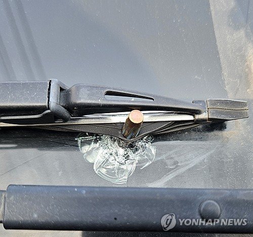 차에 박힌 총알 (출처=연합뉴스)