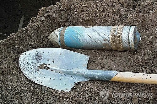 포천 민가에 떨어진 연습용 포탄 (출처=연합뉴스)