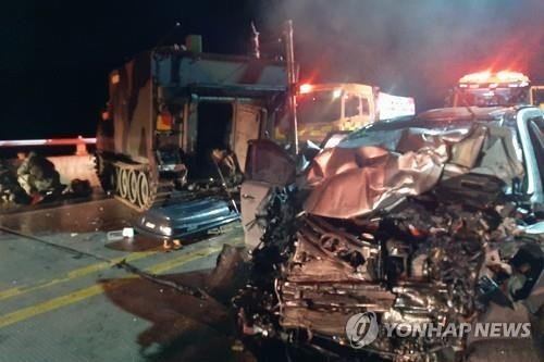 미 장갑차와 SUV 추돌 (출처=연합뉴스)