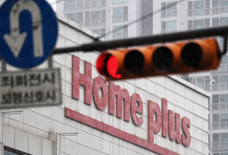 홈플러스가 신용등급 하락으로 인한 잠재적 자금이슈에 선제적으로 대응하기 위해 서울회생법원에 기업회생절차 개시를 신청했다고 4일 밝혔다. 회사 측은 "신용등급이 낮아져 향후 단기자금 측면에서 이슈가 발생할 가능성이 있어 단기자금 상환 부담을 경감하기 위해 금일 법원에 회생절차를 신청하게 됐다＂고 밝혔다. 회생절차 신청과는 상관없이 홈플러스의 대형마트, 익스프레스, 온라인 채널 등 모든 영업은 정상적으로 운영된다. 사진은 기업회생절차 개시를 신청한 4일 오전 서울 영등포구 홈플러스 영등포점 모습. 2025.3.4/뉴스1 ⓒ News1 