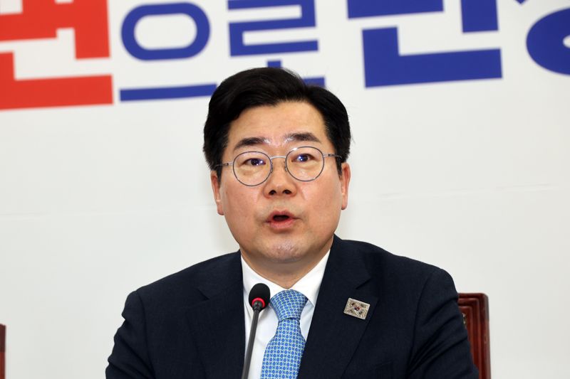 더불어민주당 박찬대 원내대표가 11일 오전 국회에서 열린 원내대책회의에서 발언하고 있다. 사진=서동일 기자