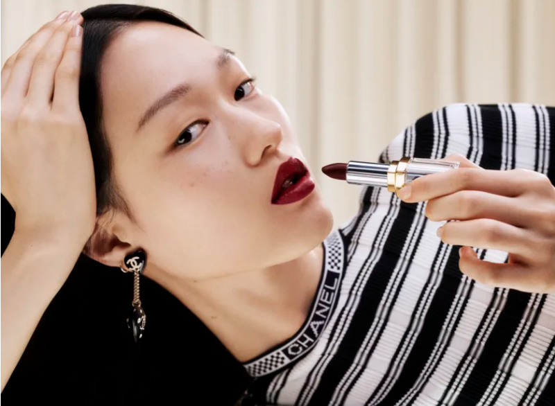 "불황에 가방 대신 샤넬립스틱"...불티나더니, 가격 또 올린다[명품價 이야기]