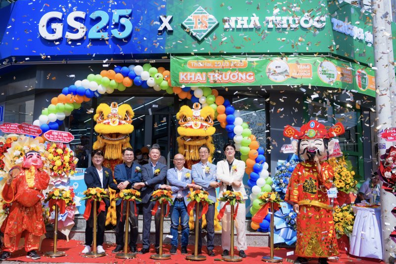 [서울=뉴시스] GS리테일이 운영하는 편의점 GS25와 동화약품의 베트남 약국 체인 중선파마가 협력해 베트남 최초의 '편의점-약국' 숍인숍(Shop in shop) 매장을 오픈했다고 11일 밝혔다. (사진=GS리테일 제공) *재판매 및 DB 금지