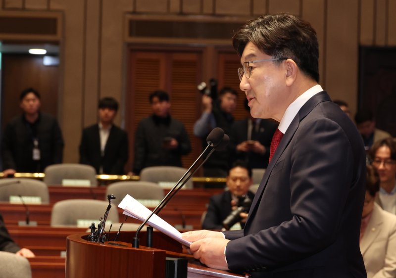 [서울=뉴시스] 조성봉 기자= 권성동 국민의힘 원내대표가 11일 오전 서울 여의도 국회에서 열린 의원총회에서 발언을 하고 있다. 2025.03.11. suncho21@newsis.com