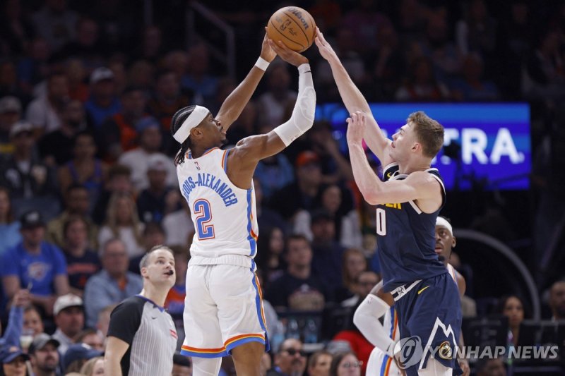 크리스천 브라운에 막히는 샤이 길저스알렉산더 (출처=연합뉴스)