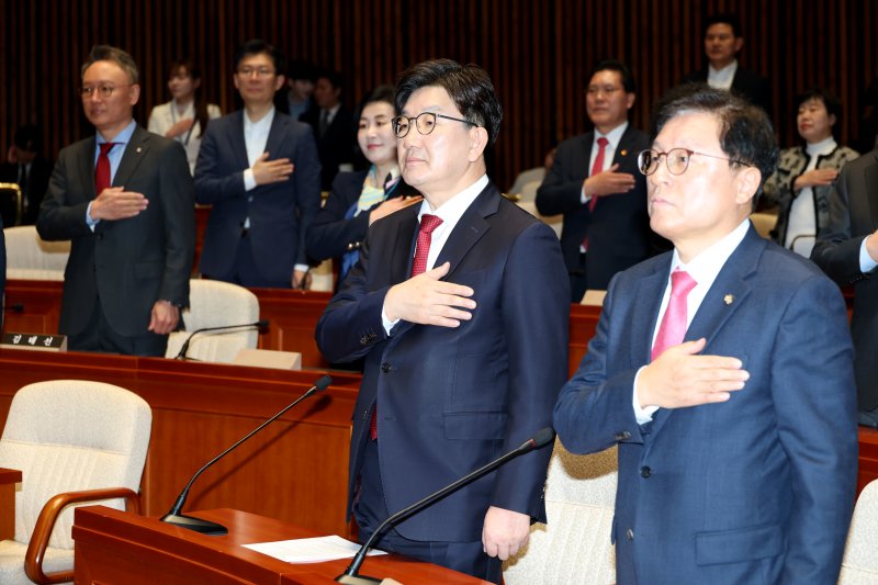 권성동 국민의힘 원내대표가 11일 오전 서울 여의도 국회에서 열린 의원총회에서 국기에 경례를 하고 있다. 2025.3.11/뉴스1 ⓒ News1 이광호 기자
