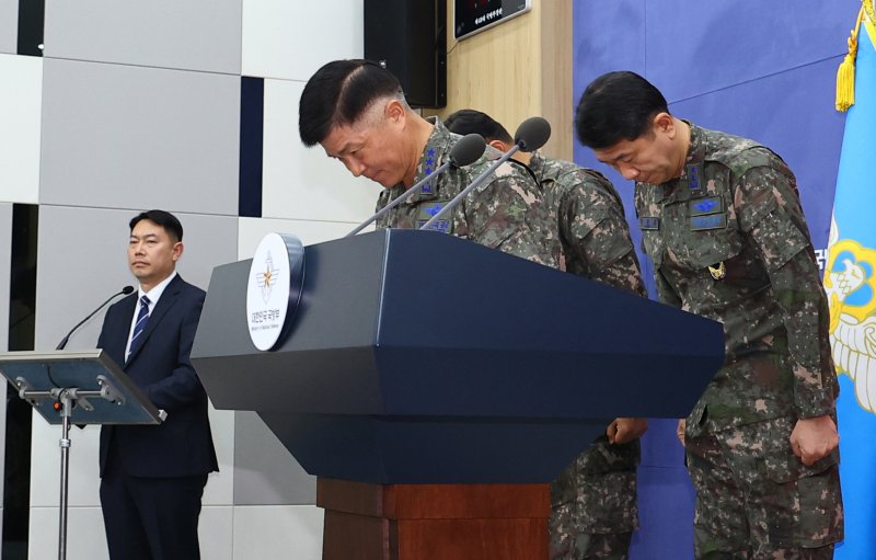 이영수 공군참모총장이 10일 오전 서울 용산 국방부 브리핑룸에서 KF-16 오폭 사고와 관련해 고개 숙여 사과하고 있다. 사진=뉴시스
