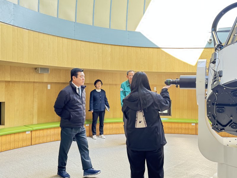 [밀양=뉴시스] 곽근석 부시장이 아리랑우주천문대를 방문해 시설 현황에 대한 설명을 듣고 있다. (사진=밀양시 제공) 2025.03.11. photo@newsis.com *재판매 및 DB 금지