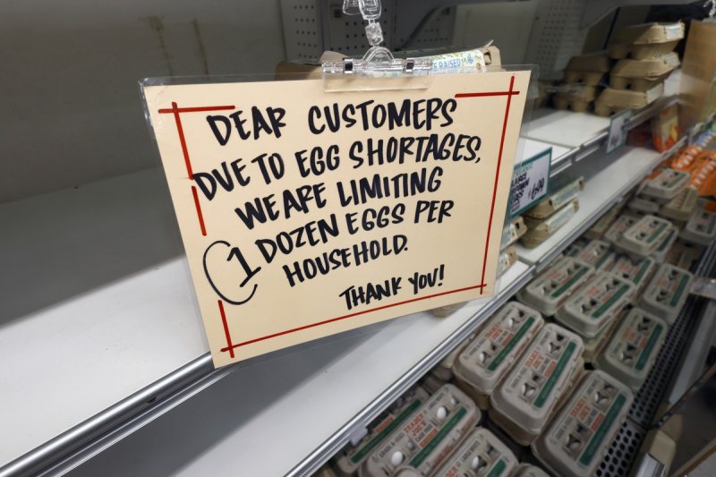 계란 구매를 제한하는 미국 식료품점 (출처=연합뉴스)