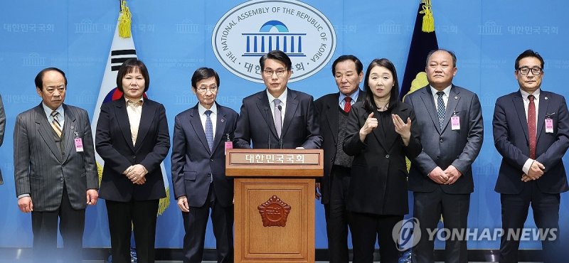 "윤 대통령의 탄핵은 각하 또는 기각되어야 한다!" (출처=연합뉴스)