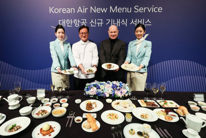 아시아나 통합 전 CI 먼저 발표… 조원태 "질적 성장" 강조[대한항공, 41년만에 CI 교체]