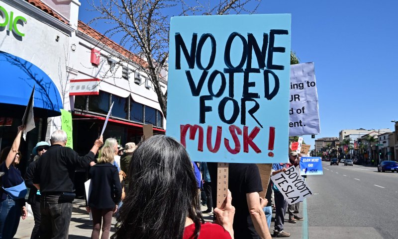 테슬라 주가 폭락·X해킹 '최악의 날'... 머스크 "정부효율부 1년 더 이끌 것"