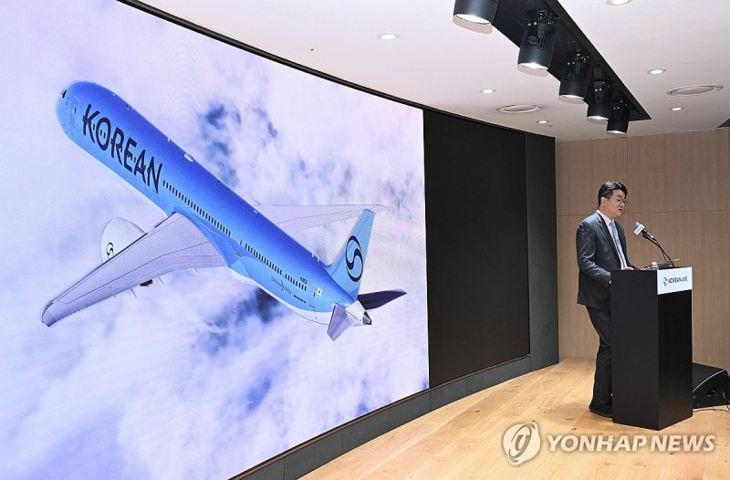 취재진 질문에 답하는 조원태 한진그룹 회장 (출처=연합뉴스)