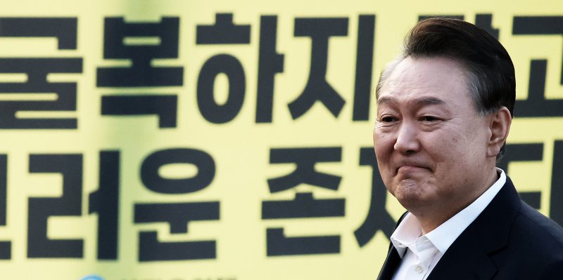 법원의 구속취소 청구 인용으로 석방된 윤석열 대통령이 8일 오후 경기 의왕시 서울구치소에서 풀려나 지지자들에게 인사하고 있다. 윤 대통령은 내란 우두머리 혐의로 지난 1월 26일 구속기소 된 지 41일 만, 1월 15일 체포된 후 52일 만에 자유의 몸이 됐다. 2025.3.8/뉴스1 ⓒ News1 오대일 기자