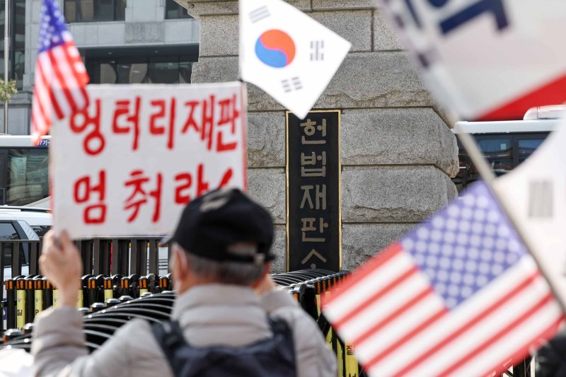 윤석열 대통령 지지자들이 11일 서울 종로구 헌법재판소 앞에서 윤 대통령에 대한 탄핵 각하를 촉구하며 농성을 하고 있다. 2025.3.11/뉴스1 ⓒ News1 민경석 기자