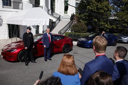 백악관에서 일론 머스크 테슬라 CEO와 함께 취재진 만난 트럼프 대통령 (출처=연합뉴스)